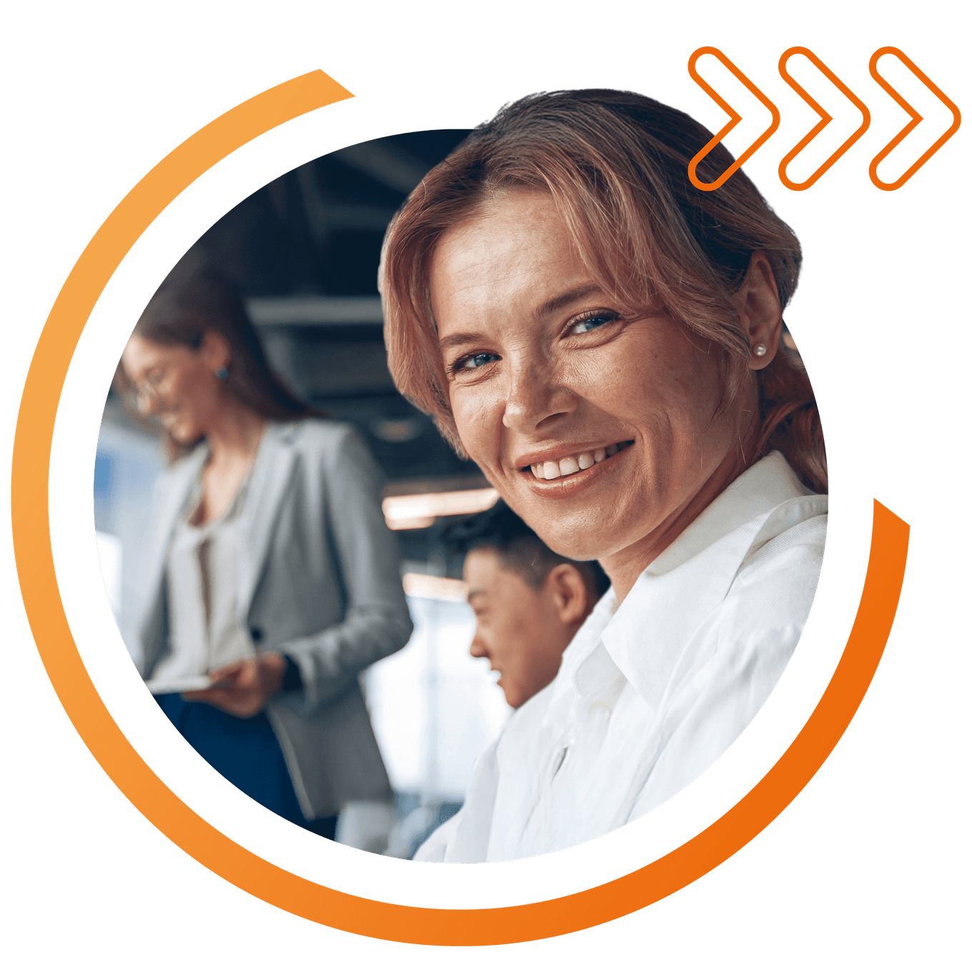 Quality Learning - lächelnde Frau mit 2 Projektmanagern im Hintergrund.